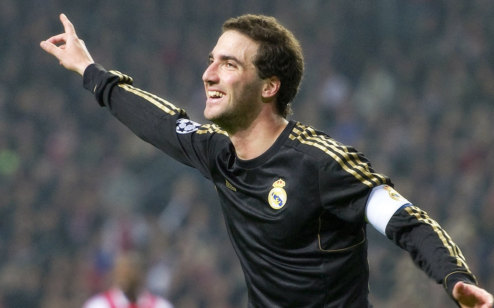 _无人机携手足球:未来场景新体验_,无人机足球天上的前锋